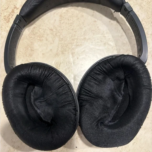 Bose QuietComfort 2 Headphones with Black Case & accessories - Picture 4 of 6